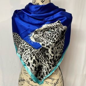 Cheetah scarf 35“ x 38“ dark blue with cheetahs, in all four corners